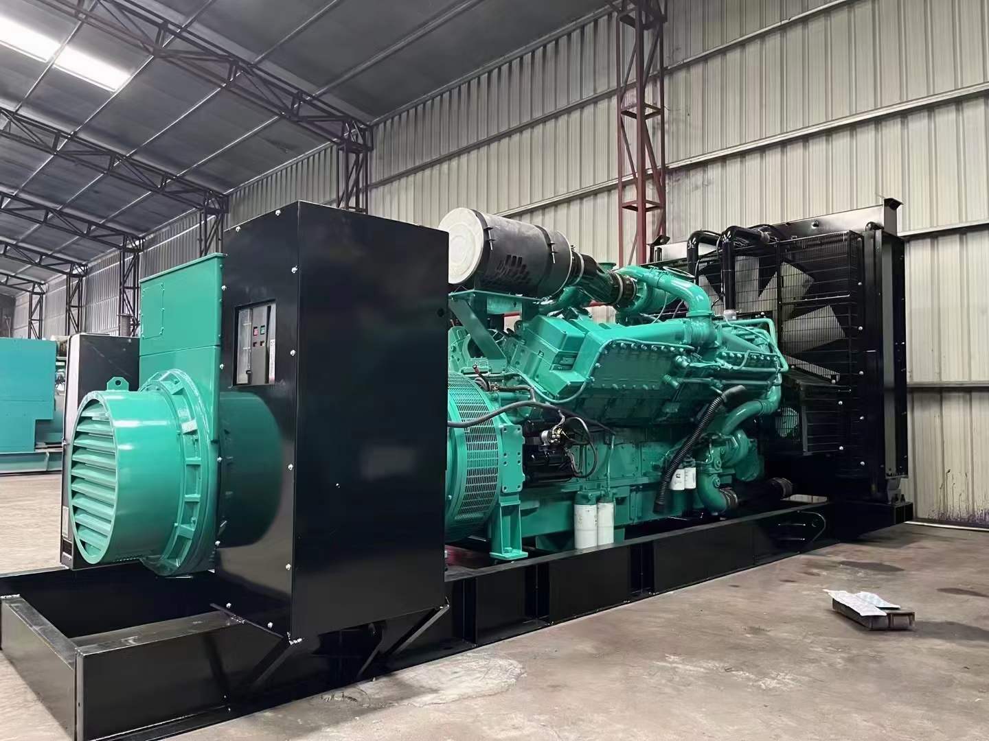 三台如何降低 800kW 柴油发电机输出电流的波动？