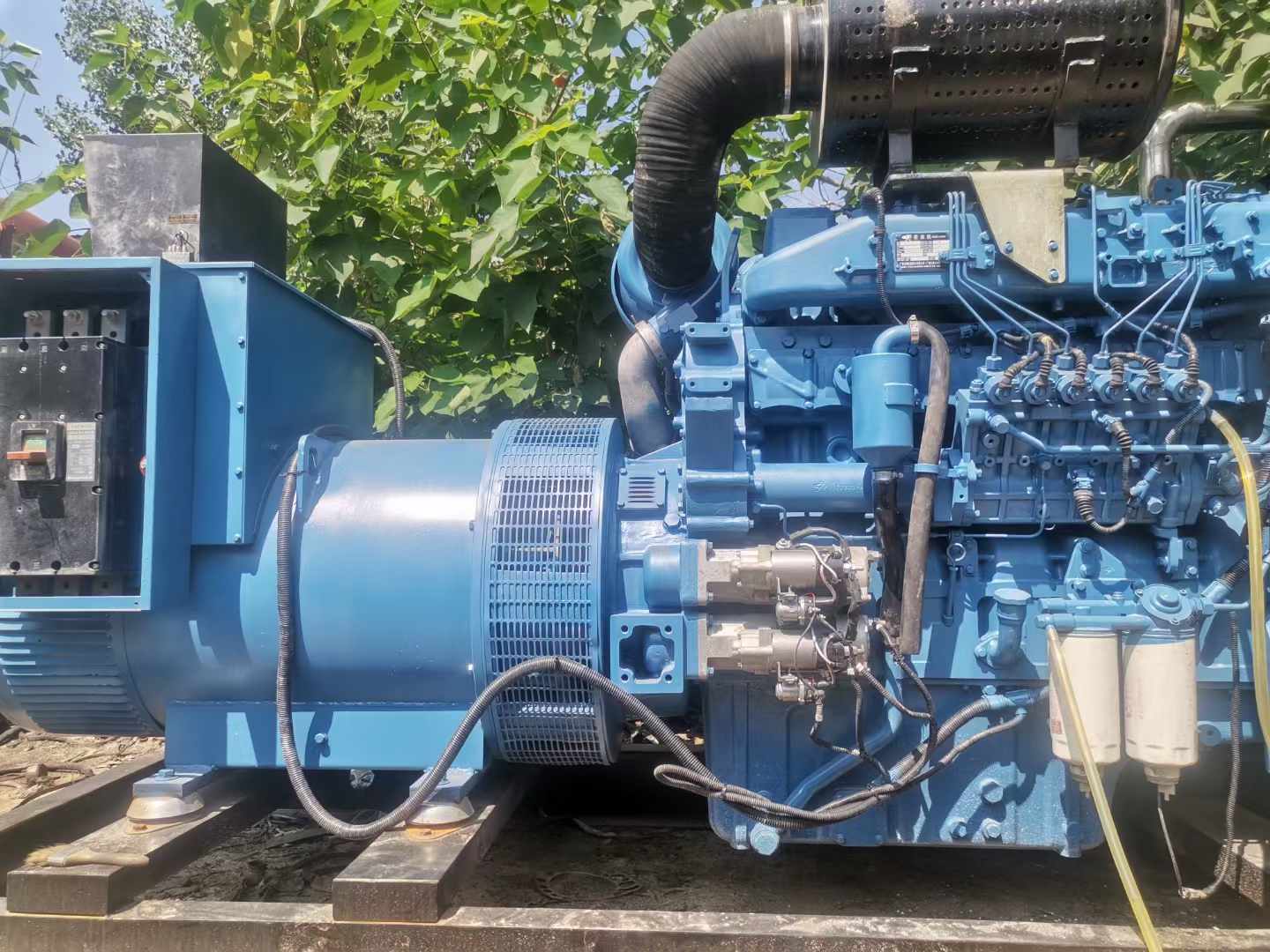 三台详细说明降低 800kW 柴油发电机输出电流波动的方法
