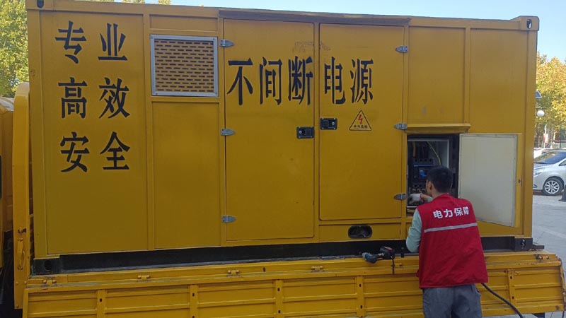 三台柴油发电机组和UPS电源配合使用时，如何避免切换过程中的电力中断？